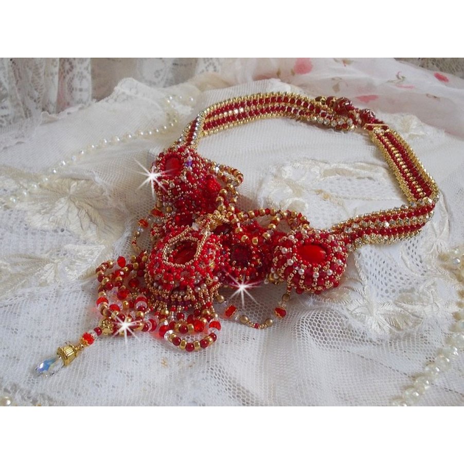 Rubin halskjede brodert med rød agat og halvedle korallperler i en Haute-Couture-stil