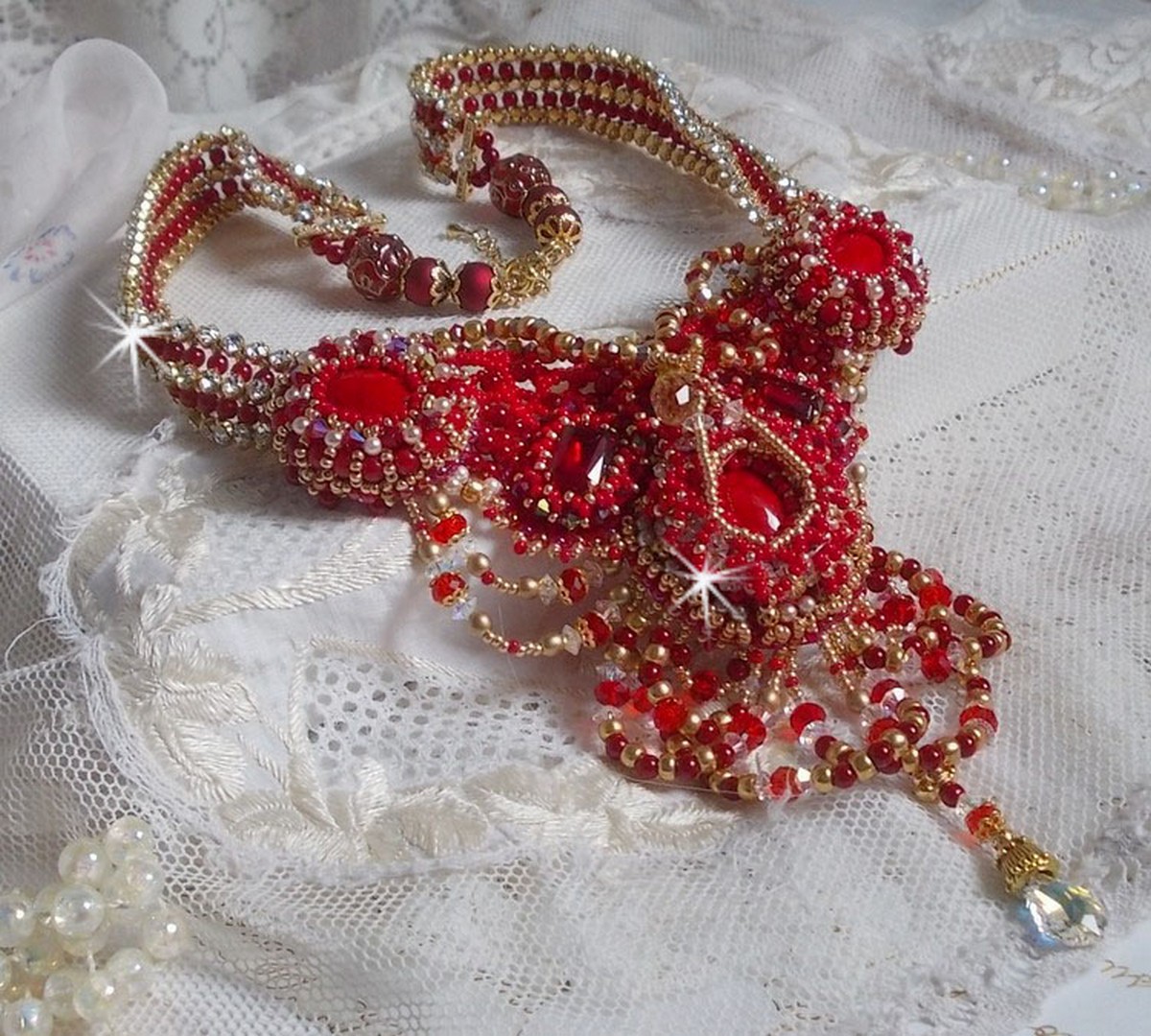 Rubin halskjede brodert med rød agat og halvedle korallperler i en Haute-Couture-stil