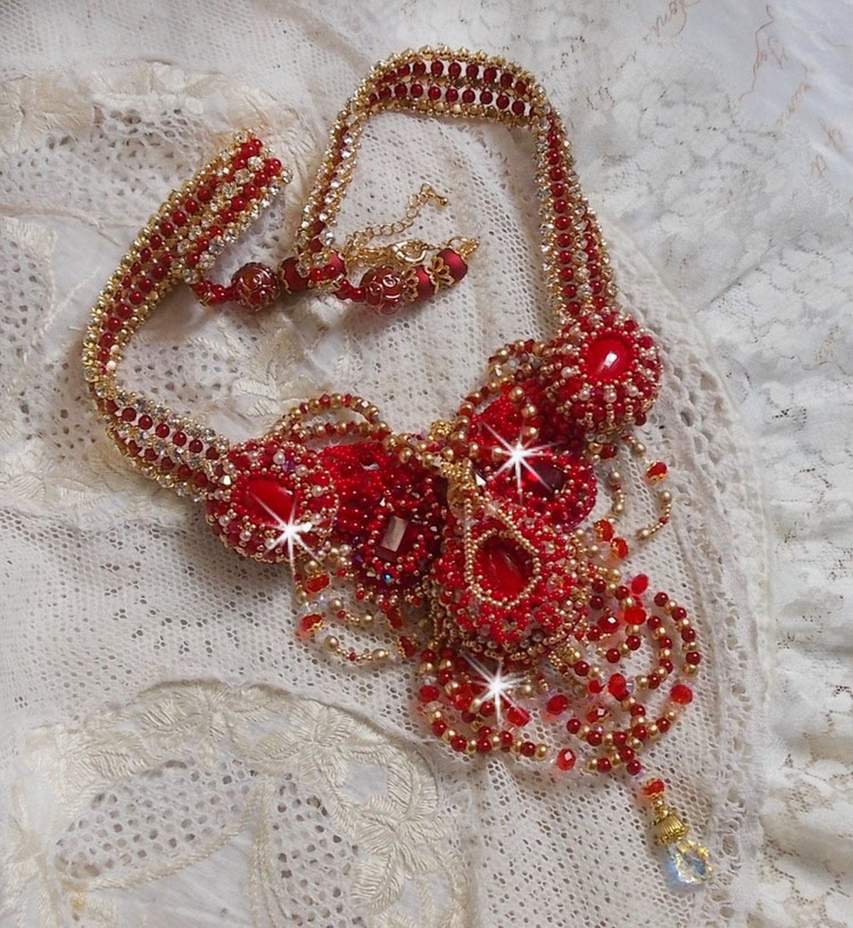Rubin halskjede brodert med rød agat og halvedle korallperler i en Haute-Couture-stil
