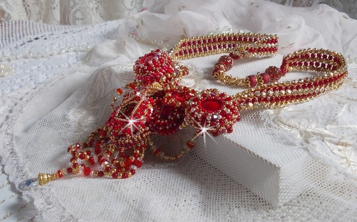 Rubin halskjede brodert med rød agat og halvedle korallperler i en Haute-Couture-stil