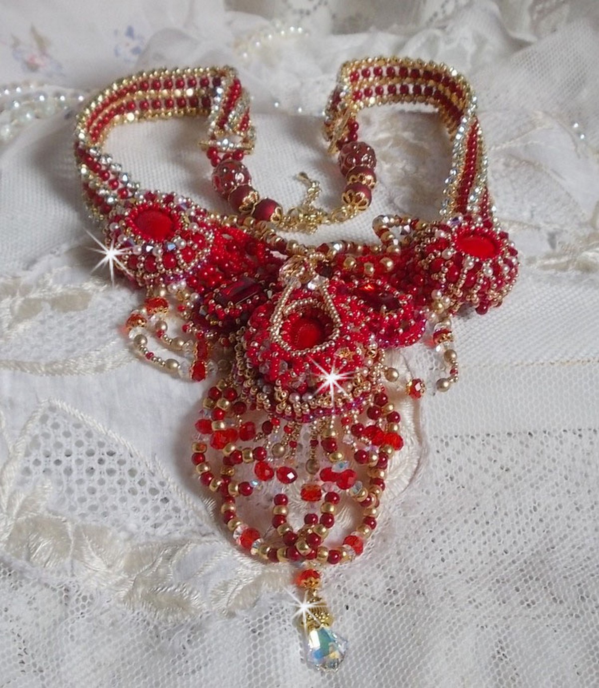 Rubin halskjede brodert med rød agat og halvedle korallperler i en Haute-Couture-stil
