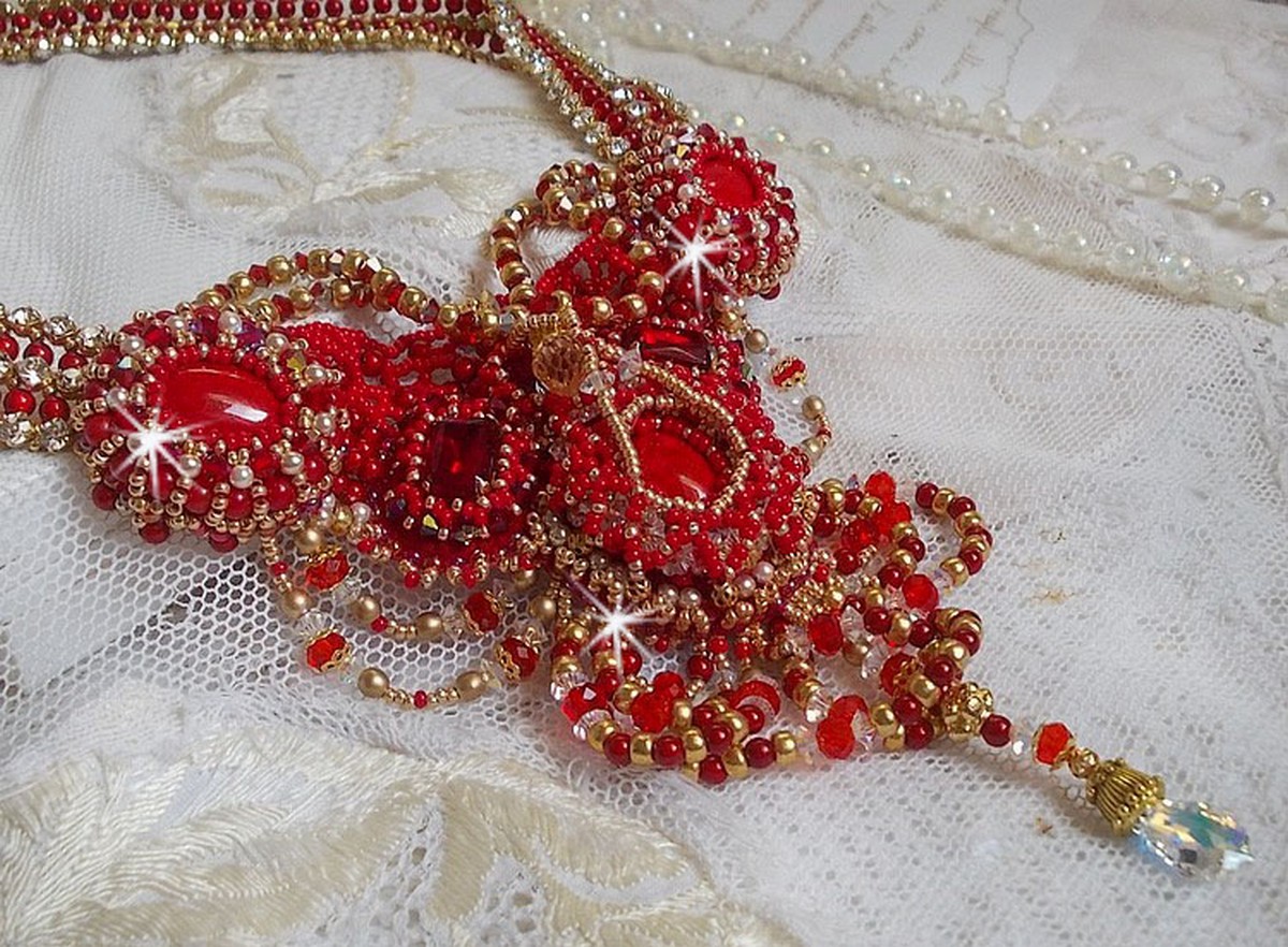 Rubin halskjede brodert med rød agat og halvedle korallperler i en Haute-Couture-stil