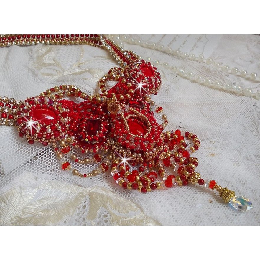 Rubin halskjede brodert med rød agat og halvedle korallperler i en Haute-Couture-stil