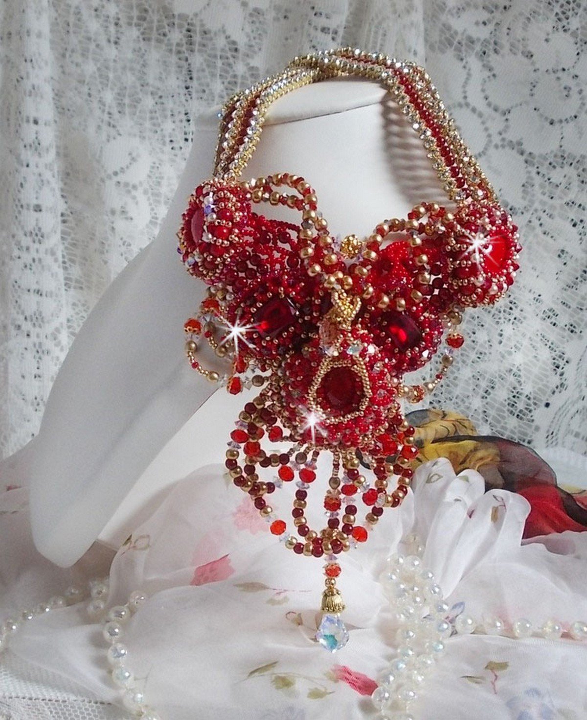 Rubin halskjede brodert med rød agat og halvedle korallperler i en Haute-Couture-stil
