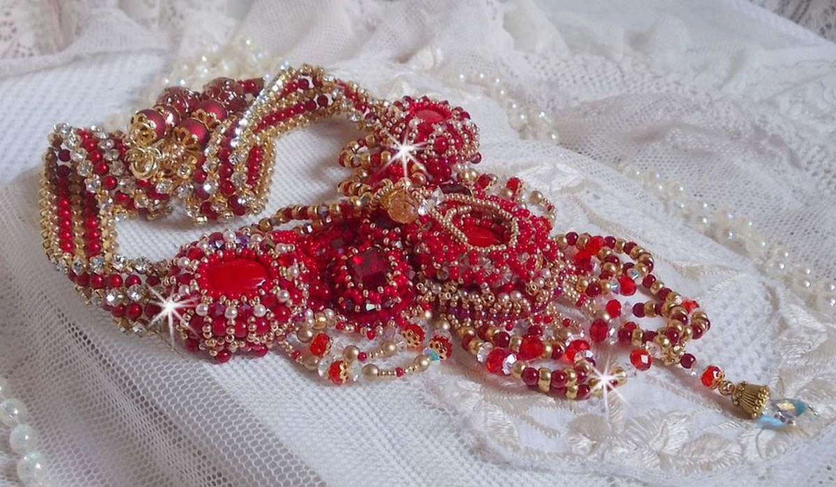 Rubin halskjede brodert med rød agat og halvedle korallperler i en Haute-Couture-stil