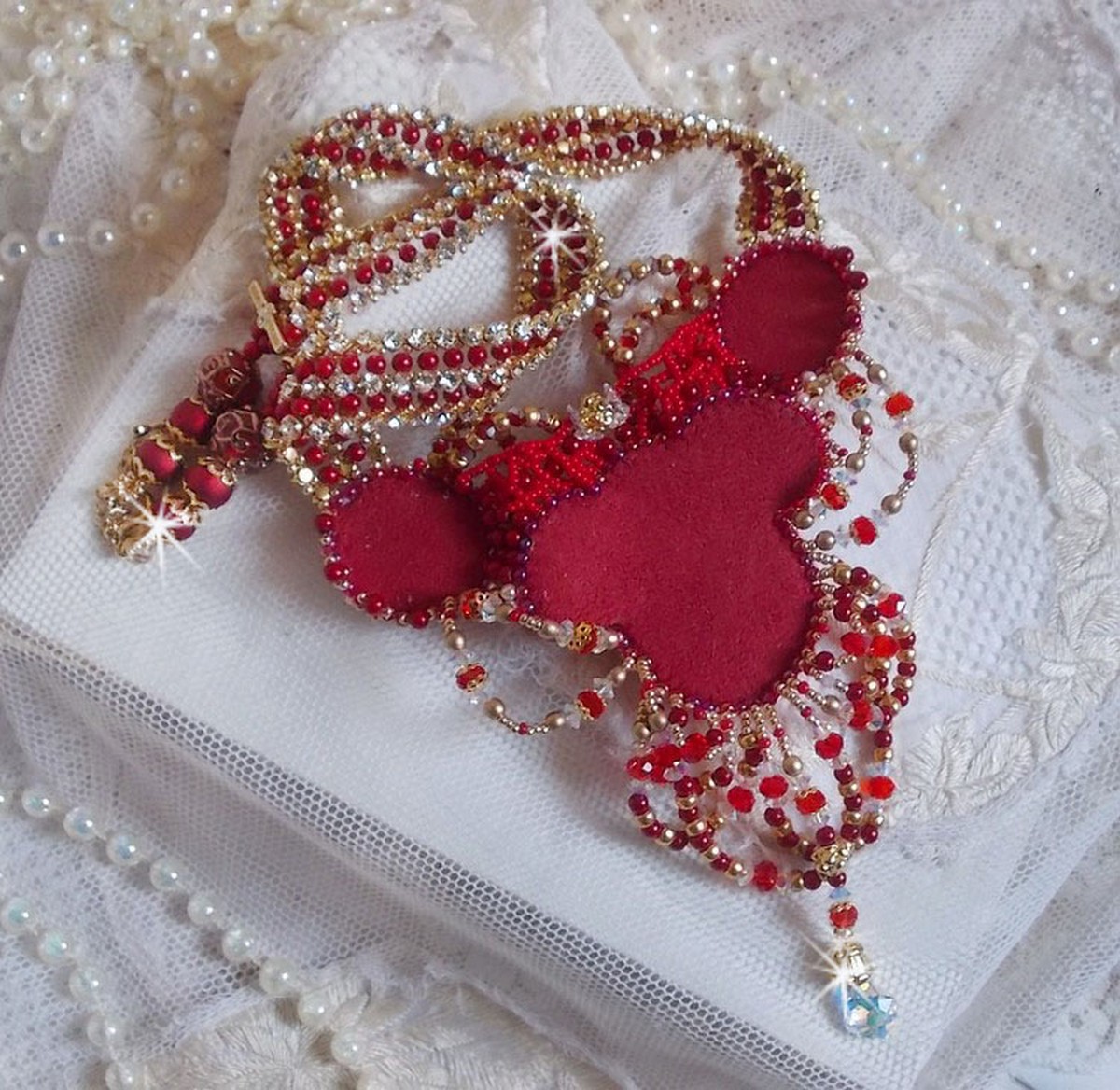 Rubin halskjede brodert med rød agat og halvedle korallperler i en Haute-Couture-stil
