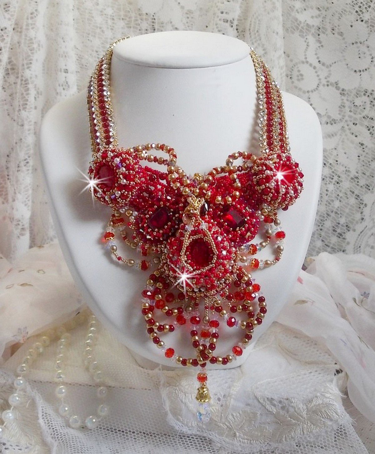 Rubin halskjede brodert med rød agat og halvedle korallperler i en Haute-Couture-stil