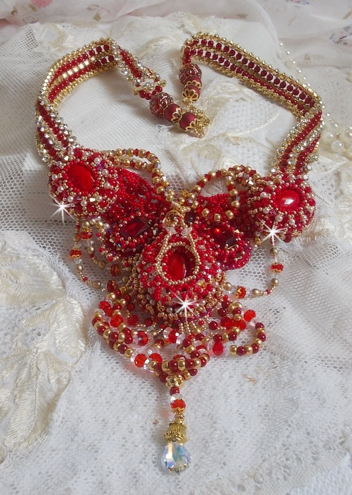 Rubin halskjede brodert med rød agat og halvedle korallperler i en Haute-Couture-stil