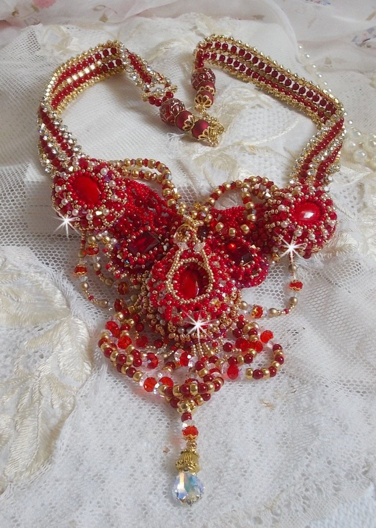 Rubin halskjede brodert med rød agat og halvedle korallperler i en Haute-Couture-stil