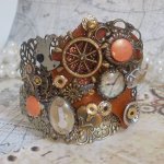 Armbånd L'élégante du Temps laget med tannhjul, stempler, skruer, bolter, klokkemekanismer og andre materialer