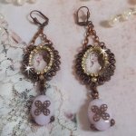 BO Blondy Roses laget med PureCrystal cabochons, forstørrelsesglass cabochons, medaljonger og en strass-kjede.