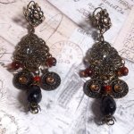 BO Milady Broc' laget med stempler, dråper, messingcharms, rhinestones, PureCrystal cabochons og glassperler.