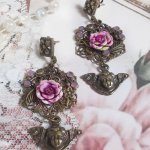 BO Secrets des Angelots laget med harpiksroser, Angelot-charms, trykk og krystaller