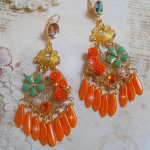 BO Roseraie Orange Roses laget med Swarovski krystall rhinestones og cabochons, blomster, oransje dolker, glass cabochons og tilbehør av høy kvalitet.