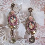 BO Rosalene laget med krystaller, harpiksblomster, charms og forskjellige materialer 