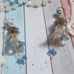 BO Sensations Gold and Blue skapt med håndmalte trompetblomster, krystaller, glassblomster og gullbelagt tilbehør.