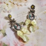 BO Princess-look skapt med lady prinsesse cabochons, krystaller, glassperler, bronse tilbehør og gule satengsløyfer