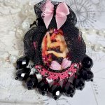 Pendentif Barbara monté avec cabochon résine, pendentif métal, dentelle, fleurs, gouttes verres et perles cristal Swarovski