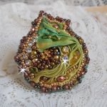 Venetiansk månering brodert med kameleonfarget silkebånd, Swarovski-krystaller, forskjellige perler og frøperler