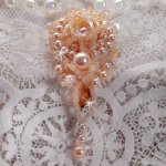 Idylle Beauty brosje brodert med Swarovski-krystaller, runde perler og frøperler