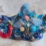 Far West hårspenne brodert med halvedelstener (sodalitt og gul jade), jeansstoff med blomster, Swarovski-krystaller og frøperler