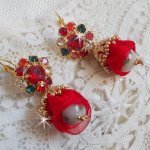 BO Mia brodert med Swarovski-krystaller, oransje zirkoniumstener, Fimo-perler og frøperler.