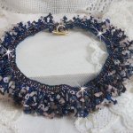 Korallblomsthalskjede med frøperler og halvedelstener som kvarts, sodalitt og lapis lazuli.