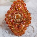 Rumba ring brodert med en vakker oransje Swarovski krystall, fasetter og Miyuki seed perler