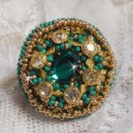 Grønn Iris-ring brodert med en Mirror cabochon med Swarovski krystallchatonger