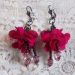 BO Belle Hélène skapt med en fuchsia stoffblomst, Antique Crystal Bronze-fasetter og rocailles