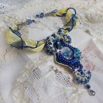 Haute-Couture Blue Palace halskjede med anheng med fargede frøperler og Swarovski-krystaller