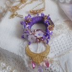 Laureline anheng halskjede brodert med lilla DMC bomull, Swarovski krystaller og frostede blomster.