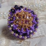 Laureline ring brodert med flate runde perler og en Swarovski krystall cabochon