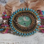 Cheyenne mansjettarmbånd brodert med en edelsten, en Fuchsite rubin med Miyuki frøperler og tsjekkiske frøperler.