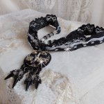 Goldnight anheng halskjede brodert med Swarovski krystaller i barokkstil