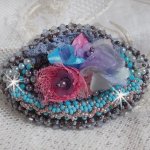 Mademoiselle Bluse Haute-Couture hårspenne brodert med perlegrå blonder, runde perler, Lucite-blomster og frøperler