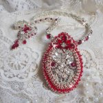 Drigon Red halskjede brodert med røde Swarovski-krystaller, sølv seed perler, rhinestones, 925/1000 sølv låser og kjeder