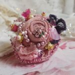 Poetisk hagering brodert med lin, fine blonder, Swarovski-krystaller, perlemorblad, lucitablomster, glassperler og frøperler. 