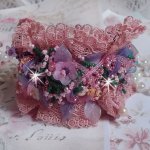 Jardin Poétique mansjettarmbånd brodert med Old Rose Antique blonder, Swarovski-krystaller, 18 og 24 karat gullbelagt tilbehør, perlemor, perler og frø perler