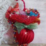 Ruby Paraplybrosje brodert med rødt silkebånd, Swarovski-krystaller, Lucite-blomster, bøhmiske glassperler og frøperler