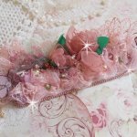 Douceur Poudrée-armbånd med fine rosa blonder, Swarovski-krystaller, glassperler, frøperler og gullbelagt tilbehør