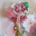 Soft Powdered brosje laget med blonder, organzabånd, Swarovski-perler, glassperler og frøperler 
