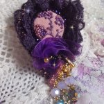 Romantisk dame brosje brodert med lilla blonder fra 1950-tallet, krystaller, frøperler og glassperler