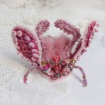 Broche Scarabée Peony Pink brodée avec rocailles, perles Cristal Swarovski, dentelle, perles verres, broche laiton