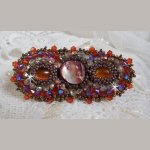 Topas hårspenne brodert med en mahogny perlemor cabochon, Swarovski-krystaller og frøperler