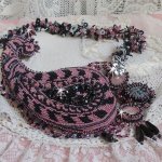 Halskjede plastrron Ville d'un Soir Noir et Rose, en refleksjon av lys brodert med kvarts og Swarovski-krystaller