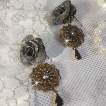 BO Steampunk Queen skapt med svarte porselensroser, Swarovski krystall cabochons, glassdråper og messingtilbehør