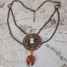 Watson halskjede laget med trykk, et Swarovski-krystallanheng med retroutseende, messingtilbehør og en harpiks cabochon