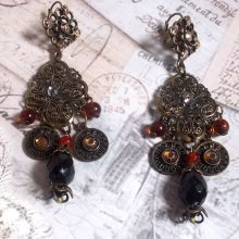 BO Milady Broc' laget med stempler, dråper, messingcharms, rhinestones, PureCrystal cabochons og glassperler.
