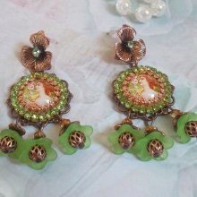 BO Forest of Flowers laget med lucite blomster, forstørrelsesglass cabochons, krystaller, utskrifter og diverse tilbehør